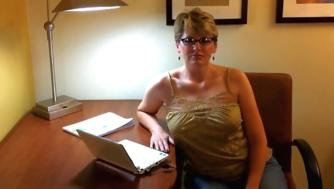 Huge cumshot on her glasses