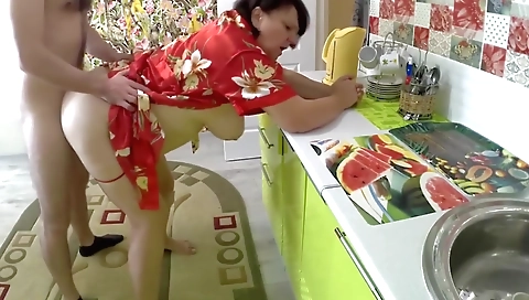 Casalinga italiana scopata nel culo mentre il cornuto lavora